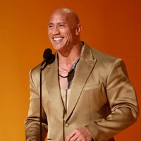 Ini penampakan tubuh Dwayne Johnson saat jadi pengisi acara Grammy Awards pada 2023. Mengenakan setelan jas bernuansa emas, aktor yang mengawali kariernya sebagai pegulat ini terlihat masih berotot besar dan lebih gemuk. Foto: Getty Images/Frazer Harrison