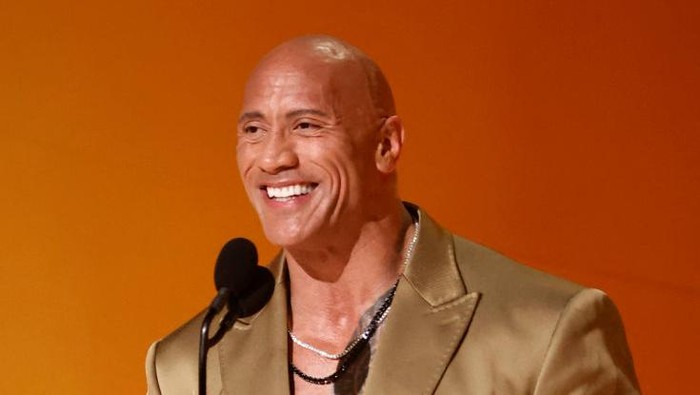 Dwayne Johnson berbicara di atas panggung selama GRAMMY Awards ke-65 di Crypto.com Arena pada 5 Februari 2023 di Los Angeles, California.