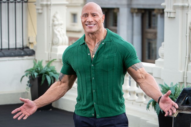 Dwayne Johnson jug masih memperlihatkan tubuhnya yang gemuk dan berotot, saat photocall The Black Adam pada 2023. Mengenai transformasi tubuhnya, pria yang dijuluki sebagai The Rock ini menyatakan ingin menunjukkan sisi lain dari kemampuan aktingnya. “Saya ingin menunjukkan sisi lain dari diri saya sebagai aktor. Ini bukan tentang kehilangan otot, tapi mendapatkan kejujuran dalam karakter yang saya mainkan,” tuturnya. Foto: WireImage/Pablo Cuadra