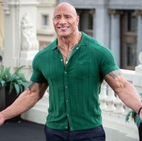 Dwayne Johnson jug masih memperlihatkan tubuhnya yang gemuk dan berotot, saat photocall The Black Adam pada 2023. Mengenai transformasi tubuhnya, pria yang dijuluki sebagai The Rock ini menyatakan ingin menunjukkan sisi lain dari kemampuan aktingnya. “Saya ingin menunjukkan sisi lain dari diri saya sebagai aktor. Ini bukan tentang kehilangan otot, tapi mendapatkan kejujuran dalam karakter yang saya mainkan,” tuturnya. Foto: WireImage/Pablo Cuadra