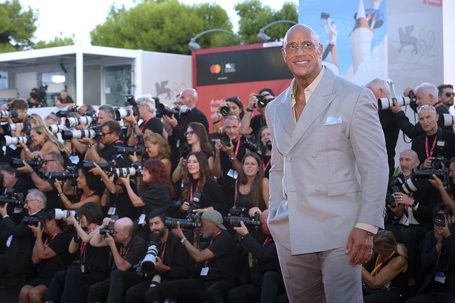 Ternyata transformasi tubuhnya demi peran yang dimainkannya. Dwayne diketahui menurunkan berat badan sekitar 28 kilogram untuk memerankan Mark Kerr, petarung MMA sekaligus juara turnamen UFC heavyweight dua kali. Foto: Mondadori Portfolio via Getty Im/Mondadori Portfolio