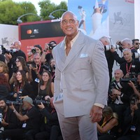 Ternyata transformasi tubuhnya demi peran yang dimainkannya. Dwayne diketahui menurunkan berat badan sekitar 28 kilogram untuk memerankan Mark Kerr, petarung MMA sekaligus juara turnamen UFC heavyweight dua kali. Foto: Mondadori Portfolio via Getty Im/Mondadori Portfolio