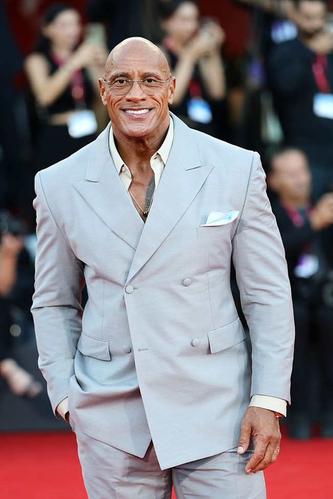 Perubahan fisik Dwayne Johnson yang cukup drastis ini sempat membuat banyak penggemar khawatir. Tak sedikit yang mengira dirinya sakit. Foto: Getty Images/Andreas Rentz