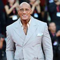 Perubahan fisik Dwayne Johnson yang cukup drastis ini sempat membuat banyak penggemar khawatir. Tak sedikit yang mengira dirinya sakit. Foto: Getty Images/Andreas Rentz
