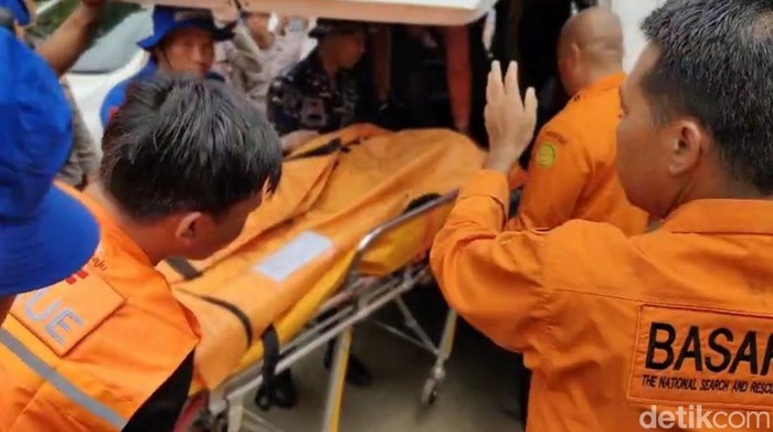 Evakuasi jenazah korban helikopter jatuh di Tanah Bumbu.