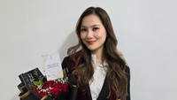 Evelina Tan wisuda S2 setelah berkuliah di LSPR dengan jurusan Marketing Communication Management. Presenter itu lega bisa menyelesaikan pendidikan jelang menikah. (Foto: ist)