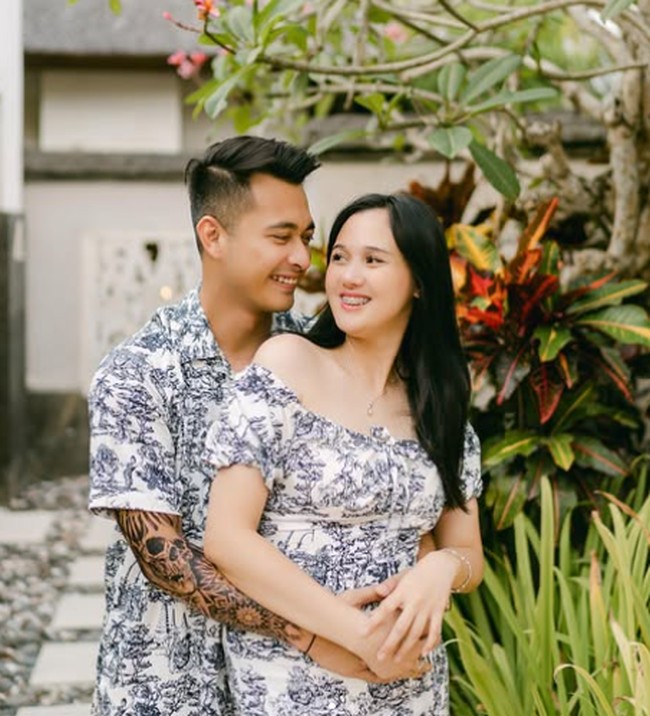 Belakangan jika diperhatikan Eza memang sudah jarang mengunggah kebersamaan keluarganya ke Instagram. Postingan terakhir kebersamaannya dengan istri dan anak-anaknya terlihat diunggah pada 21 Februari, saat putranya merayakan ulang tahun di sekolah. Foto: Istimewa (dok Instagram @ezagio)