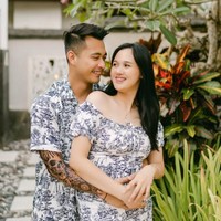 Belakangan jika diperhatikan Eza memang sudah jarang mengunggah kebersamaan keluarganya ke Instagram. Postingan terakhir kebersamaannya dengan istri dan anak-anaknya terlihat diunggah pada 21 Februari, saat putranya merayakan ulang tahun di sekolah. Foto: Istimewa (dok Instagram @ezagio)