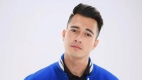 Eza memiliki nama lengkap Muhammad Reza Pahlevi. Ia lahir di Samarinda pada 10 Mei 1990.