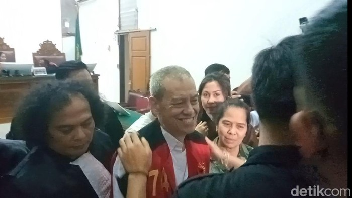 Fariz RM tetap senyum meski pembacaan vonis ditunda.