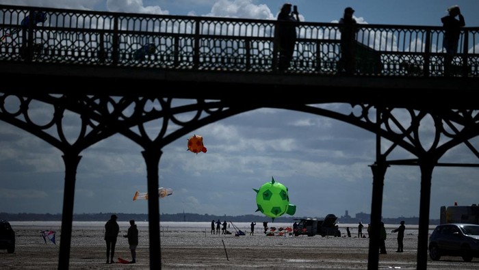 Festival Layang-Layang St Anne Warnai Langit Inggris People watch from the pier on the opening day of the St Anneβs Kite festival at St Anneβs near Blackpool, Britain, August 29, 2025. REUTERS/Phil Noble