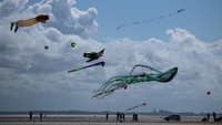 Pengunjung memadati area tepi laut untuk menyaksikan pertunjukan langit penuh warna. Foto: REUTERS/Phil Noble  