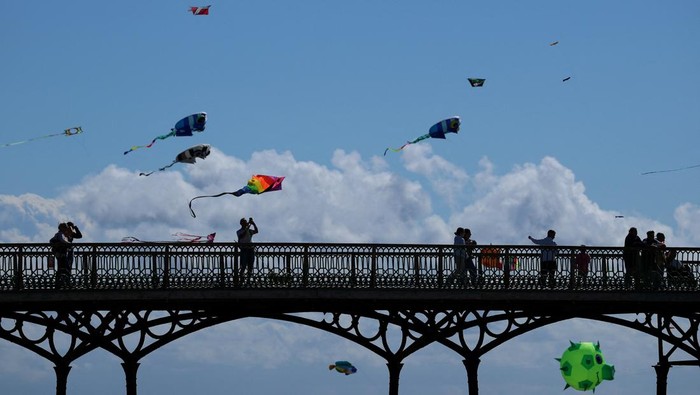People watch from the pier on the opening day of the St Anne’s Kite festival at St Anne’s near Blackpool, Britain, August 29, 2025. REUTERS/Phil Noble