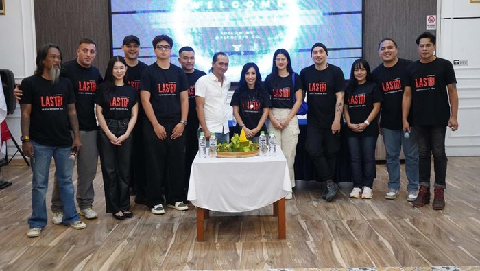 Film Lastri Arwah Kembang Desa Deretan pemain dan tim film Lasri: Arwah Kembang Desa.
