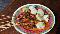 Menu favorit Mark Wiens di Indonesia ada sate ayam dan sate kambing di Sate H. Romli, Jakarta Selatan. Sate ini menawarkan daging empuk beraroma asap arang, berpadu manisnya kecap yang meresap hingga ke setiap tusukan. Foto: Migrationology/Mark Wiens