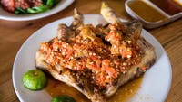 Mark merupakan penggemar makanan pedas. Ia suka Ayam bakar Taliwang Rinjani di Pesanggrahan, Jakarta. Ayamnya yang juicy berpadu cabai melimpah yang menempel hingga ke serat dagingnya. Foto: Migrationology/Mark Wiens