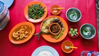 Ikan bakar di Gebang Seafood 49 Jakarta disajikan utuh dengan sambal pedas manis. Ikan ini dibakar di atas bara arang panas hinggamenghasilkan aroma asap yang menggoda setiap suapan jadi favorit Mark. Foto: Migrationology/Mark Wiens