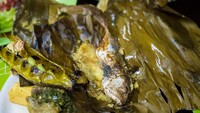 Pepes di restoran Sunda Bogor menyuguhkan ikan dan rempah harum dalam balutan daun pisang. Menu ini dikukus hingga bumbunya meresap. Rasanya segar dan kaya aroma alami hingga membuat Mark jatuh hati. Foto: Migrationology/Mark Wiens