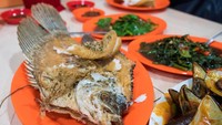 Ikan goreng gurame di Seafood 212 Wiro Sableng, Kelapa Gading digoreng hingga kulitnya renyah sempurna. Paling enak dinikmati dengan nasi, sambal, dan lauk laut segar lainnya. Foto: Migrationology/Mark Wiens