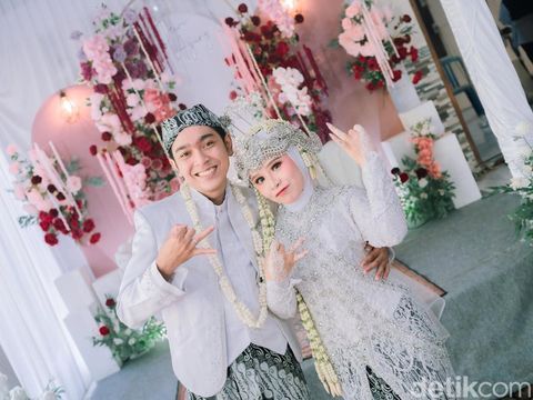 Foto pasangan Dewi Fatimah dan Agung Teja Kusuma, dulu pernah tunangan dan batal menikah. Kini menjadi suami istri. Kisah keduanya langsung viral di media sosial.