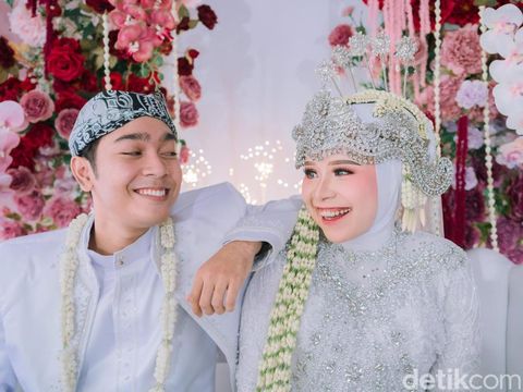 Foto pasangan Dewi Fatimah dan Agung Teja Kusuma, dulu pernah tunangan dan batal menikah. Kini menjadi suami istri. Kisah keduanya langsung viral di media sosial.