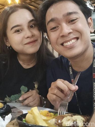 Foto pasangan Dewi Fatimah dan Agung Teja Kusuma, dulu pernah tunangan dan batal menikah. Kini menjadi suami istri. Kisah keduanya langsung viral di media sosial.