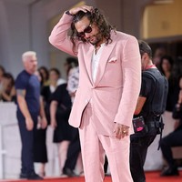 Jason Momoa menghadiri pemutaran perdana film terbarunya, ‘In the Hand of Dante’, di Venice Film Festival 2025, Venesia, Italia, pada Rabu (3/9/2025). Untuk kesempatan tersebut, ia memberikan gaya terbaiknya dengan penampilan casual-preppy serba pink. (Foto: Elisabetta A. Villa/Getty Images)