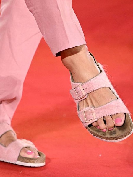 Cara Bedakan Sandal Birkenstock Asli vs Palsu, Kenali Ciri Footbed Ikonisnya