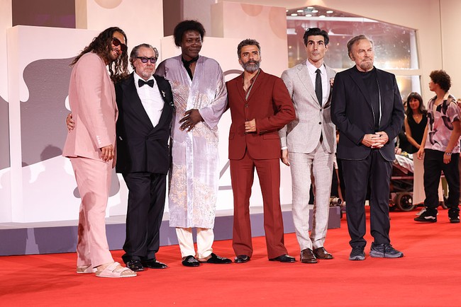 Rambut ikal panjangnya dibiarkan tergerai, dipadukan dengan kacamata hitam untuk menambah aura kasual nan percaya diri. Tentu ini bukan pertama kalinya bintang Aquaman itu bersolek dengan pakaian pink. Pada Oscar 2019, ia tampil dengan tuksedo beludru Fendi berwarna serupa, lengkap dengan scrunchie pink di pergelangan tangan. (Foto: Stefania DAlessandro/WireImage)