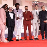 Rambut ikal panjangnya dibiarkan tergerai, dipadukan dengan kacamata hitam untuk menambah aura kasual nan percaya diri. Tentu ini bukan pertama kalinya bintang Aquaman itu bersolek dengan pakaian pink. Pada Oscar 2019, ia tampil dengan tuksedo beludru Fendi berwarna serupa, lengkap dengan scrunchie pink di pergelangan tangan. (Foto: Stefania DAlessandro/WireImage)