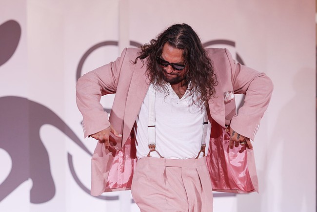 Aktor 46 tahun itu rupanya juga memakai suspender, pasangan wajib kemeja. Aksesori tersebut tetap menjaga formalitas gayanya di karpet merah. (Foto: Franco Origlia/Getty Images)