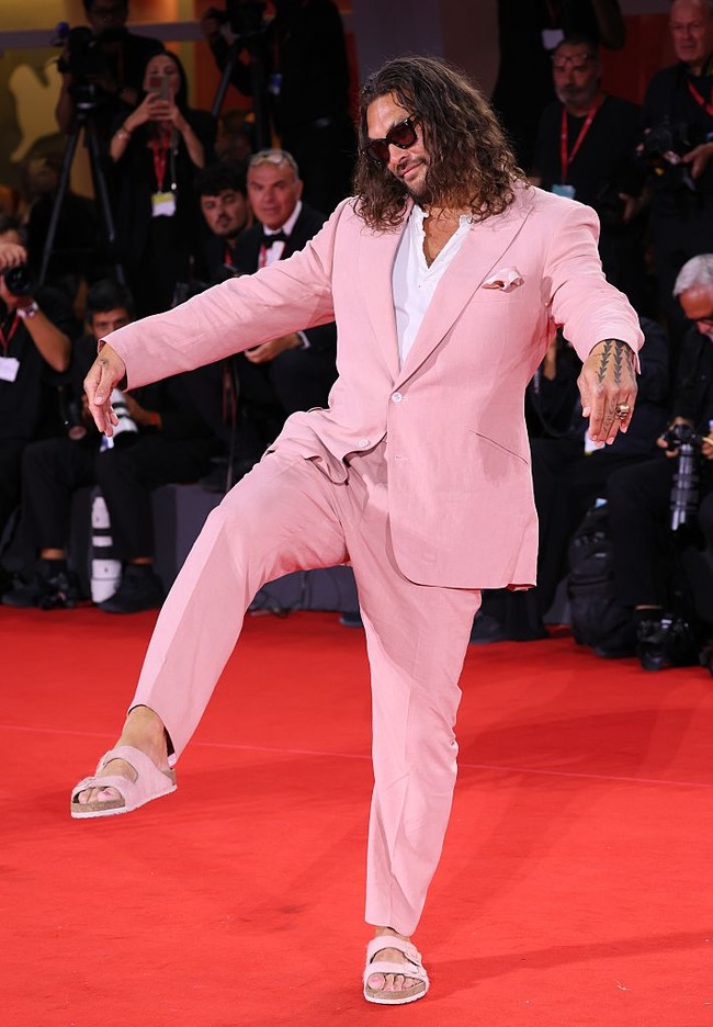 Warna senada semakin konsisten hingga ke bawahan. Selain celana, alas kaki pun berwarna senada. Namun, alih-alih bersepatu, sendal berbahan bulu buah kolaborasi Birkenstock dan Concepts pada 2023 menjadi pilihan. (Foto: JB Lacroix/FilmMagic)