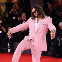 Warna senada semakin konsisten hingga ke bawahan. Selain celana, alas kaki pun berwarna senada. Namun, alih-alih bersepatu, sendal berbahan bulu buah kolaborasi Birkenstock dan Concepts pada 2023 menjadi pilihan. (Foto: JB Lacroix/FilmMagic)