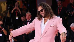 Foto: Gaya Jason Momoa Serba Pink di Karpet Merah, Baju Hingga Kuteks