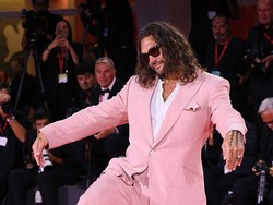 Foto: Gaya Jason Momoa Serba Pink di Karpet Merah, Baju Hingga Kuteks