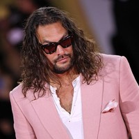 Dimulai dari atasan kaus putih V-neck yang dibungkus jas salmon pink. Sapu tangan pink bermotif polkadot ikut menghiasi sekaligus memberi kesan jenaka. (Foto: Vittorio Zunino Celotto/Getty Images)