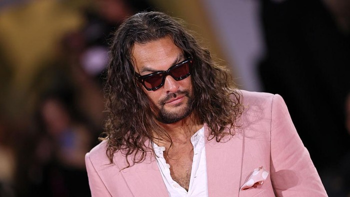 Gaya Jason Momoa di Venice Film Festival 2025 VENICE, ITALY - SEPTEMBER 03: Nakoa-Wolf Momoa and Jason Momoa attend the Cartier Glory To The Filmmaker Award 2025 and the In the Hand of Dante red carpet during the 82nd Venice International Film Festival on September 03, 2025 in Venice, Italy. (Photo by Vittorio Zunino Celotto/Getty Images)