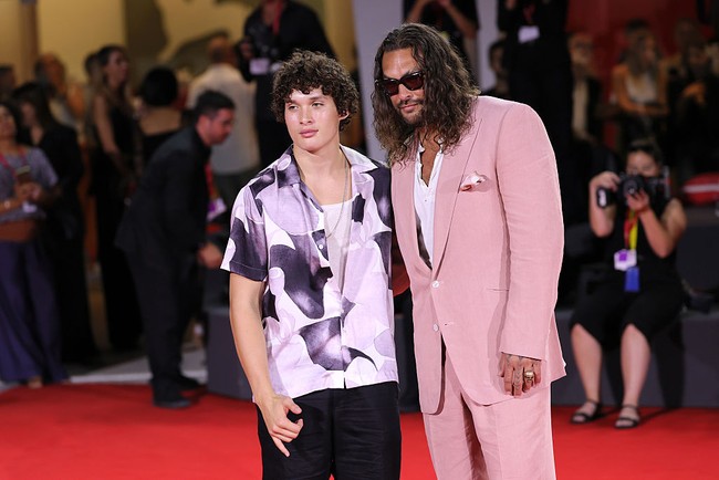 Penampilan Jason kembali membuktikan bahwa pink dapat diinterpretasi dengan cara yang berbeda. Di Indonesia, warna ini sedang populer menyusul gerakan Brave Pink Hero Green yang mengajak masyarakat untuk menggunakan merah jambu dan hijau sebagai bentuk solidaritas di tengah aksi protes terhadap Dewan Perwakilan Rakyat (DPR) yang sedang marak sepekan terakhir. (Foto: Vittorio Zunino Celotto/Getty Images)