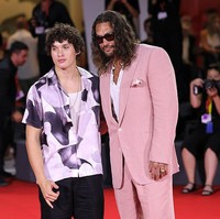 Penampilan Jason kembali membuktikan bahwa pink dapat diinterpretasi dengan cara yang berbeda. Di Indonesia, warna ini sedang populer menyusul gerakan Brave Pink Hero Green yang mengajak masyarakat untuk menggunakan merah jambu dan hijau sebagai bentuk solidaritas di tengah aksi protes terhadap Dewan Perwakilan Rakyat (DPR) yang sedang marak sepekan terakhir. (Foto: Vittorio Zunino Celotto/Getty Images)