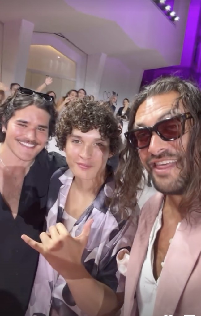 Dalam sebuah wawancara pada 2020, ia mengungkapkan alasannya jatuh cinta pada warna ini. “Pink itu warna yang indah. Saya cukup percaya diri dengan maskulinitas saya, jadi tidak peduli apa kata orang, ujar mantan suami aktris Lisa Bonet itu. Di Venice Film Festival 2025, Jason datang bersama putranya, Nakoa-Wolf Manakauapo Namakaeha, yang kemejanya berpalet senada. (Foto: Instagram/@prideofgypsies)