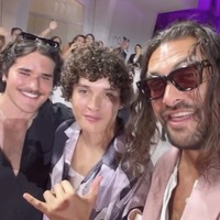 Dalam sebuah wawancara pada 2020, ia mengungkapkan alasannya jatuh cinta pada warna ini. “Pink itu warna yang indah. Saya cukup percaya diri dengan maskulinitas saya, jadi tidak peduli apa kata orang, ujar mantan suami aktris Lisa Bonet itu. Di Venice Film Festival 2025, Jason datang bersama putranya, Nakoa-Wolf Manakauapo Namakaeha, yang kemejanya berpalet senada. (Foto: Instagram/@prideofgypsies)