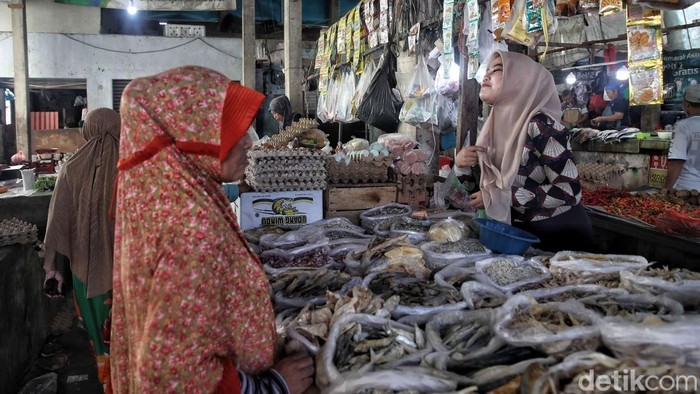 Geliat Pasar Tanjung Priok Usai Aksi Demonstrasi Sejumlah warga berbelanja di Pasar Tanjung Priok, Jakarta Utara, Kamis (4/9/2025).