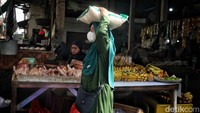 Suasana yang sempat menegang kini berangsur kondusif. Aktivitas jual beli mulai pulih, menandai kembalinya denyut ekonomi di pasar tersebut.