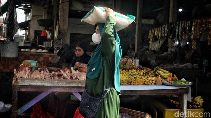 Sejumlah warga berbelanja di Pasar Tanjung Priok, Jakarta Utara, Kamis (4/9/2025).
