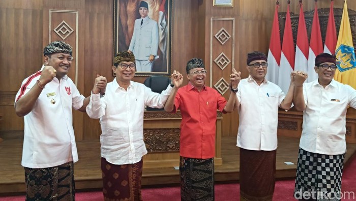 Gubernur Bali Wayan Koster bersama Bupati dan Wali Kota dari kawasan Denpasar, Badung, Gianyar dan Tabanan (Sarbagita) di Rumah Jabatan Gubernur Bali, Jayasabha pada Kamis (4/9/2025). (Ni Made Lastri Karsiani Putri-detikBali)