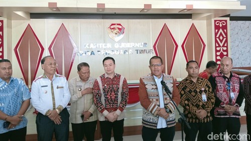 Gubernur bersama para pemegang saham dan Direksi Bank NTT, saat memberikan keterangan kepada awak media, di Kantor Gubernur NTT, Kamis (4/9/2025). (Simon Selly/detikBali)