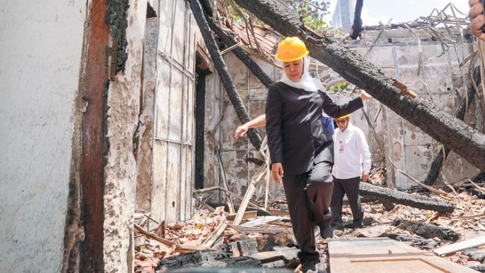Gubernur Jatim Khofifah Indar Parawansa saat menengok kondisi Grahadi usai dibakar.