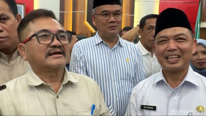 Gubernur Kalbar Ria Norsan (kanan) dan Ketua DPRD Kalbar Aloysius.