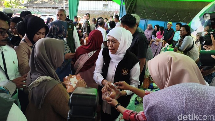 Gubernur Khofifah memantau pasar murah di Sidoarjo.