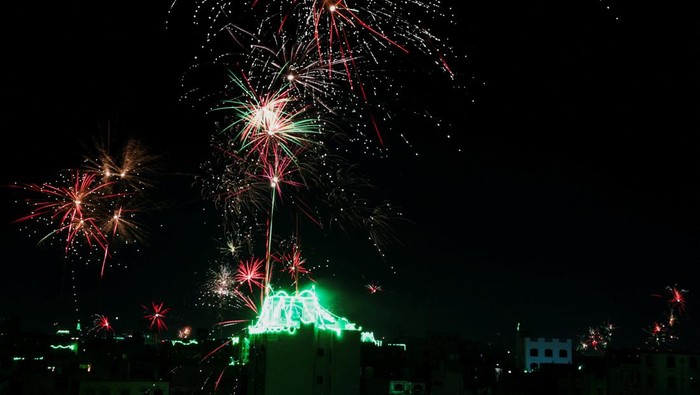 Houthi Meriahkan Maulid Nabi dengan Kembang Api Fireworks burst in the sky as part of celebrations by the Houthis to mark the Prophet Muhammad's birthday, in Sanaa, Yemen September 3, 2025. REUTERS/Khaled Abdullah